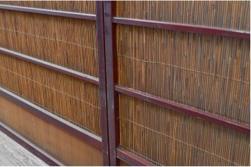 アンティーク建具　漆塗り框　黒柿透かし彫り入りの高級な夏戸2枚セット　(R-085600)