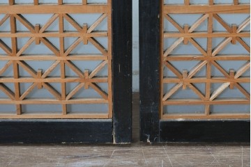 ヴィンテージ建具　昭和中期　片面ガラス　黒框に組子細工が引き立つ書院戸4枚セット　(R-085602)