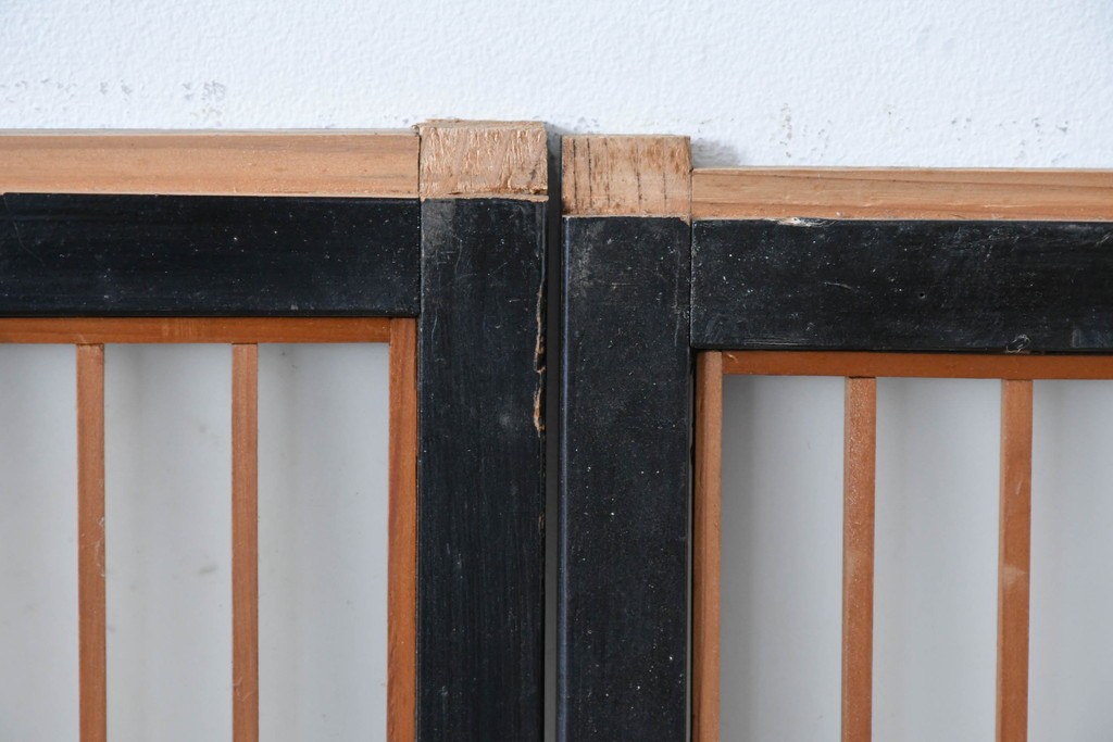 ヴィンテージ建具　昭和中期　片面ガラス　黒框に組子細工が引き立つ書院戸4枚セット　(R-085602)