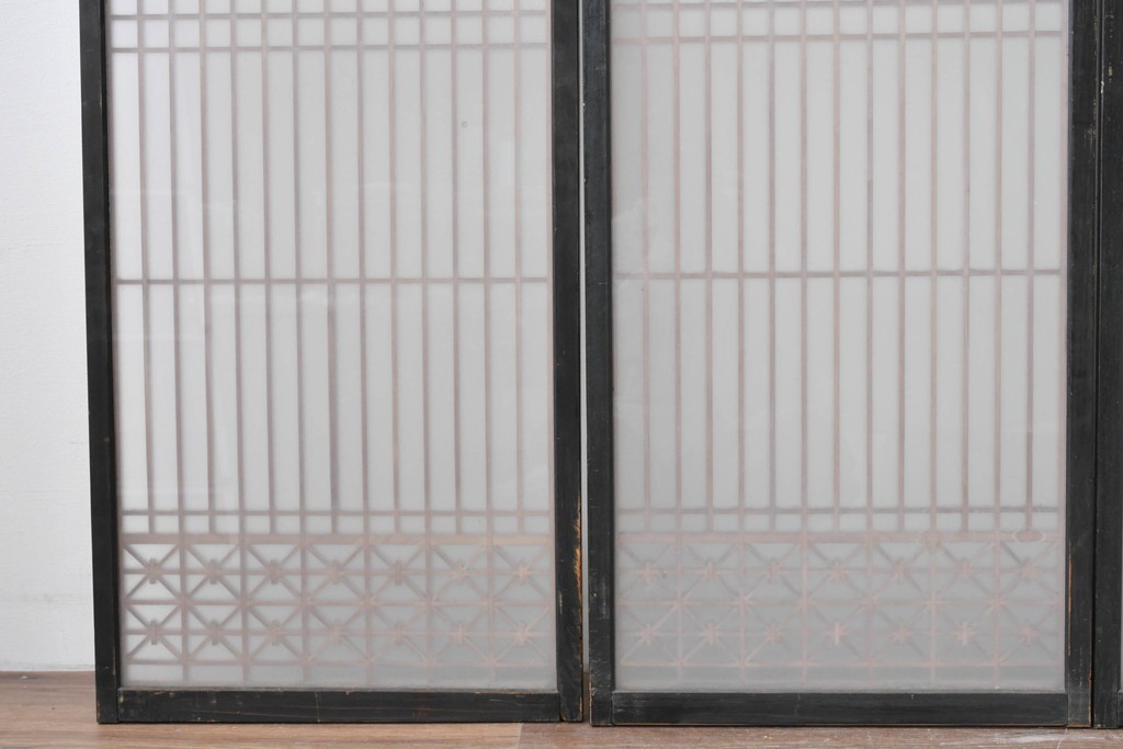 ヴィンテージ建具　昭和中期　片面ガラス　黒框に組子細工が引き立つ書院戸4枚セット　(R-085602)