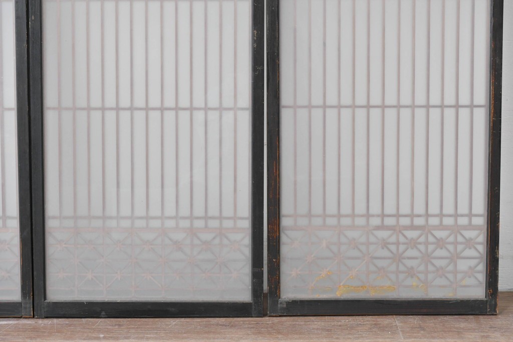 ヴィンテージ建具　昭和中期　片面ガラス　黒框に組子細工が引き立つ書院戸4枚セット　(R-085602)