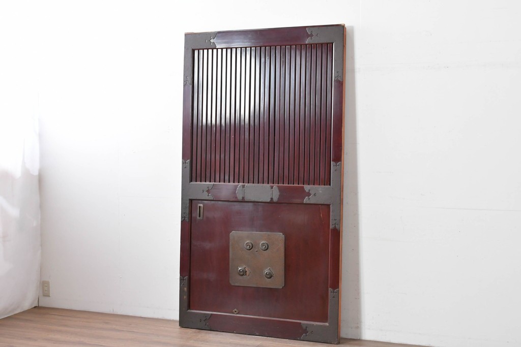 アンティーク建具　明治から大正期　美しい漆塗りの富山格子蔵戸1枚　(R-085603)