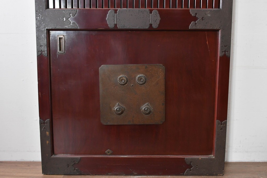 アンティーク建具　明治から大正期　美しい漆塗りの富山格子蔵戸1枚　(R-085603)