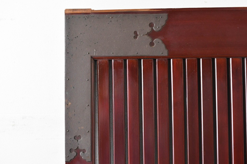 アンティーク建具　明治から大正期　美しい漆塗りの富山格子蔵戸1枚　(R-085603)