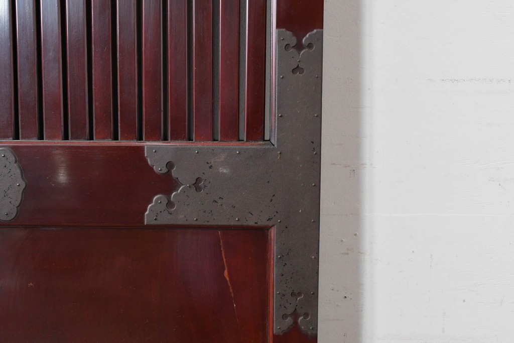 アンティーク建具　明治から大正期　美しい漆塗りの富山格子蔵戸1枚　(R-085603)