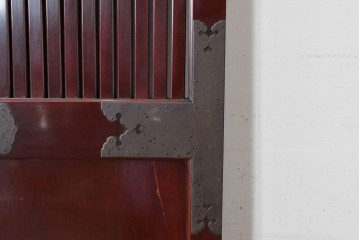 アンティーク建具　明治から大正期　美しい漆塗りの富山格子蔵戸1枚　(R-085603)