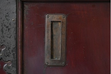 アンティーク建具　明治から大正期　美しい漆塗りの富山格子蔵戸1枚　(R-085603)