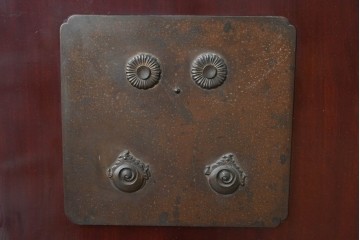 アンティーク建具　明治から大正期　美しい漆塗りの富山格子蔵戸1枚　(R-085603)