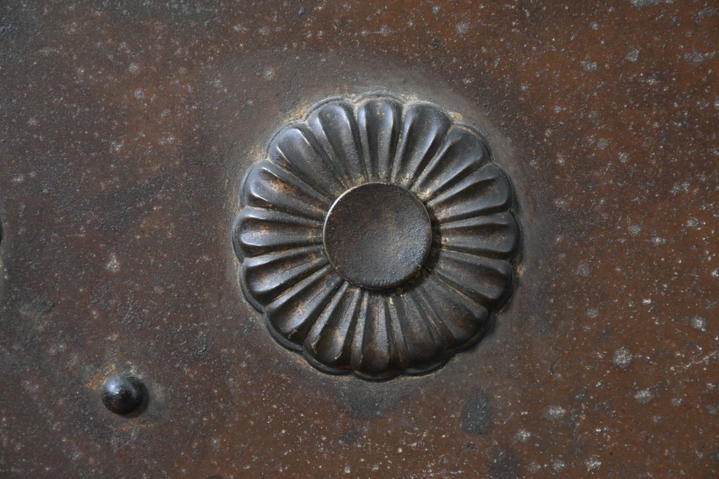 アンティーク建具　明治から大正期　美しい漆塗りの富山格子蔵戸1枚　(R-085603)