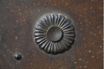 アンティーク建具　明治から大正期　美しい漆塗りの富山格子蔵戸1枚　(R-085603)