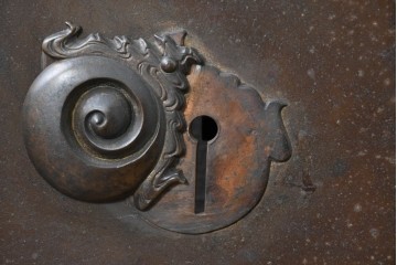 アンティーク建具　明治から大正期　美しい漆塗りの富山格子蔵戸1枚　(R-085603)