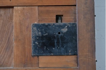 アンティーク建具　明治から大正期　美しい漆塗りの富山格子蔵戸1枚　(R-085603)