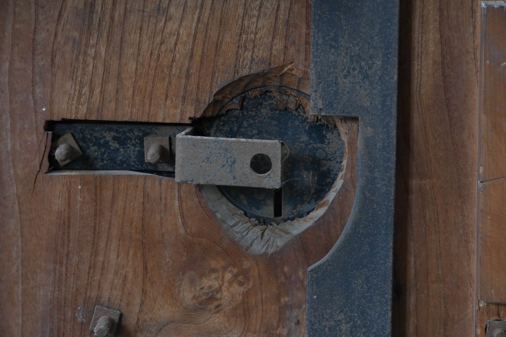 アンティーク建具　明治から大正期　美しい漆塗りの富山格子蔵戸1枚　(R-085603)