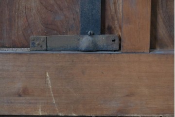 アンティーク建具　明治から大正期　美しい漆塗りの富山格子蔵戸1枚　(R-085603)