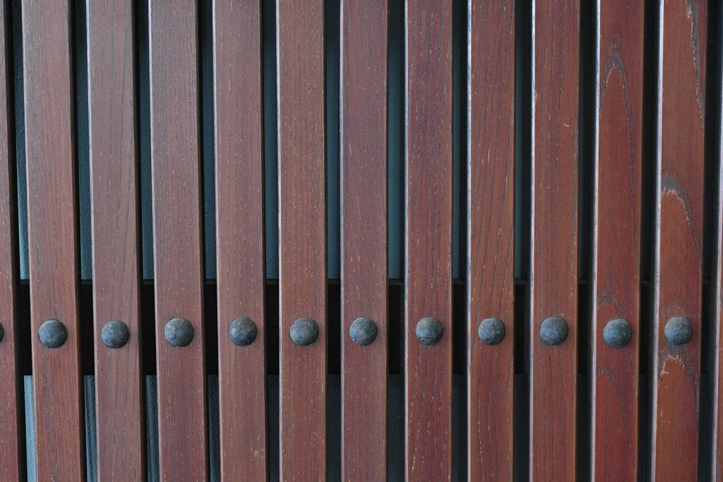 アンティーク建具　明治から大正期　重厚な金具が立派な富山格子蔵戸1枚　(R-085604)