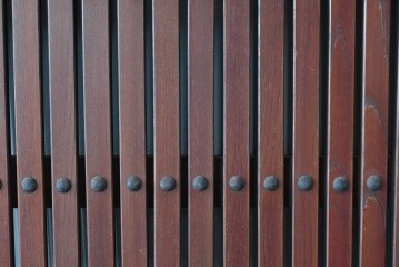 アンティーク建具　明治から大正期　重厚な金具が立派な富山格子蔵戸1枚　(R-085604)