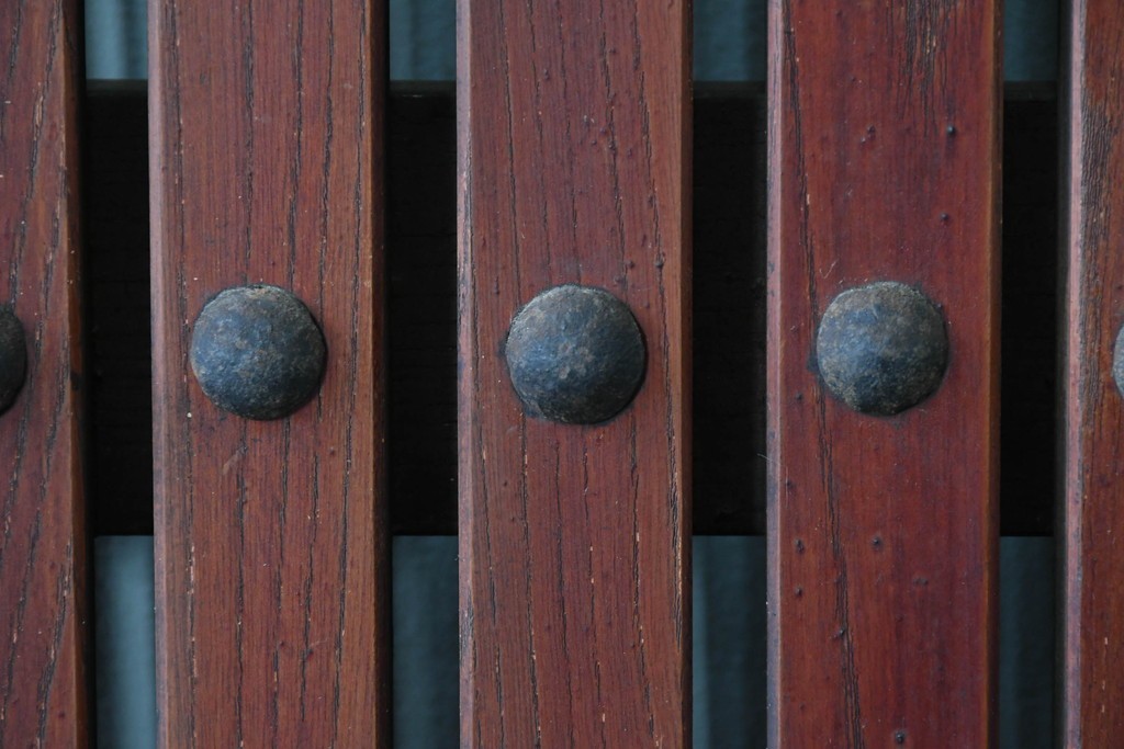 アンティーク建具　明治から大正期　重厚な金具が立派な富山格子蔵戸1枚　(R-085604)