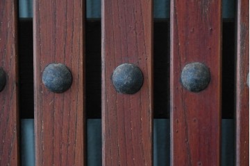 アンティーク建具　明治から大正期　重厚な金具が立派な富山格子蔵戸1枚　(R-085604)