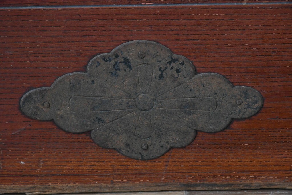 アンティーク建具　明治から大正期　重厚な金具が立派な富山格子蔵戸1枚　(R-085604)