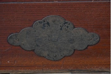 アンティーク建具　明治から大正期　重厚な金具が立派な富山格子蔵戸1枚　(R-085604)