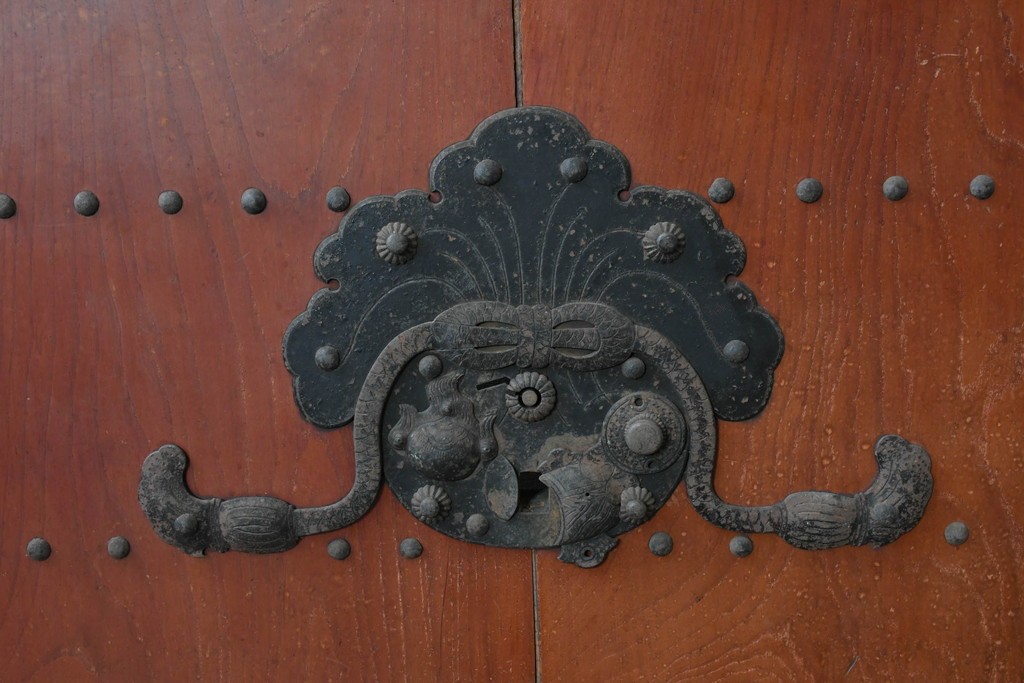 アンティーク建具　明治から大正期　重厚な金具が立派な富山格子蔵戸1枚　(R-085604)