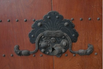 アンティーク建具　明治から大正期　重厚な金具が立派な富山格子蔵戸1枚　(R-085604)