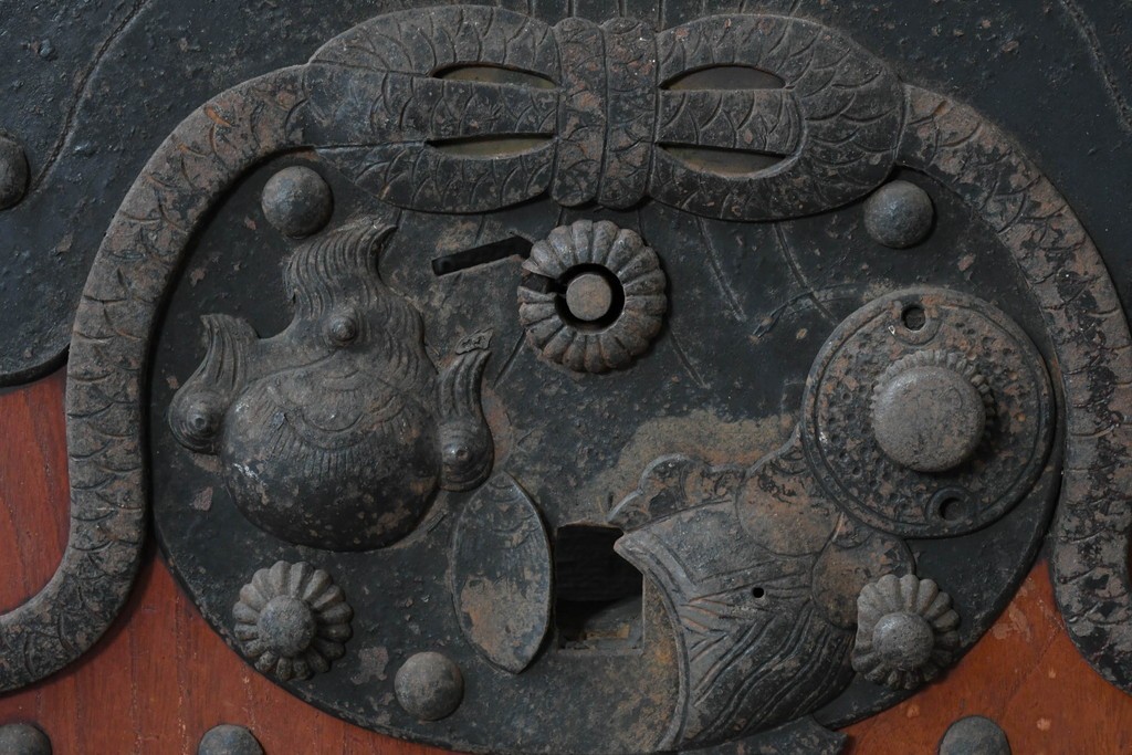 アンティーク建具　明治から大正期　重厚な金具が立派な富山格子蔵戸1枚　(R-085604)