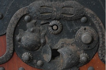 アンティーク建具　明治から大正期　重厚な金具が立派な富山格子蔵戸1枚　(R-085604)