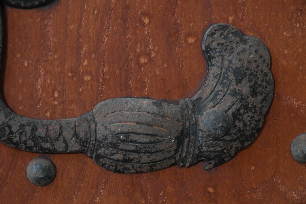 アンティーク建具　明治から大正期　重厚な金具が立派な富山格子蔵戸1枚　(R-085604)