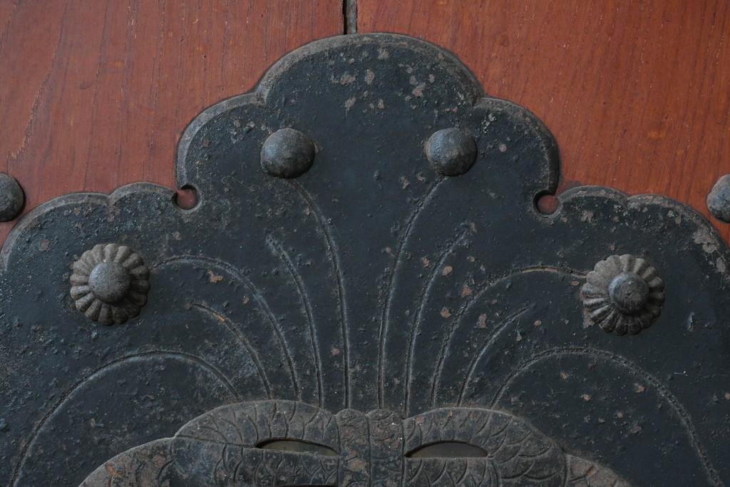 アンティーク建具　明治から大正期　重厚な金具が立派な富山格子蔵戸1枚　(R-085604)