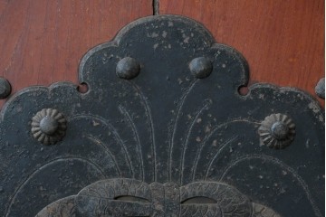 アンティーク建具　明治から大正期　重厚な金具が立派な富山格子蔵戸1枚　(R-085604)