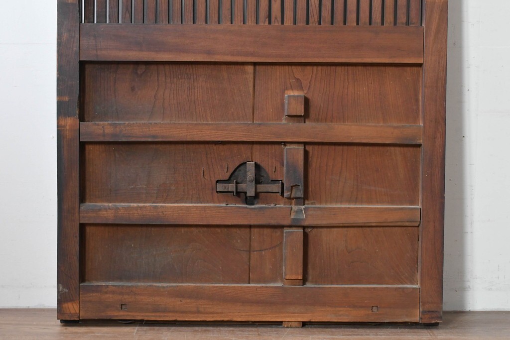 アンティーク建具　明治から大正期　重厚な金具が立派な富山格子蔵戸1枚　(R-085604)