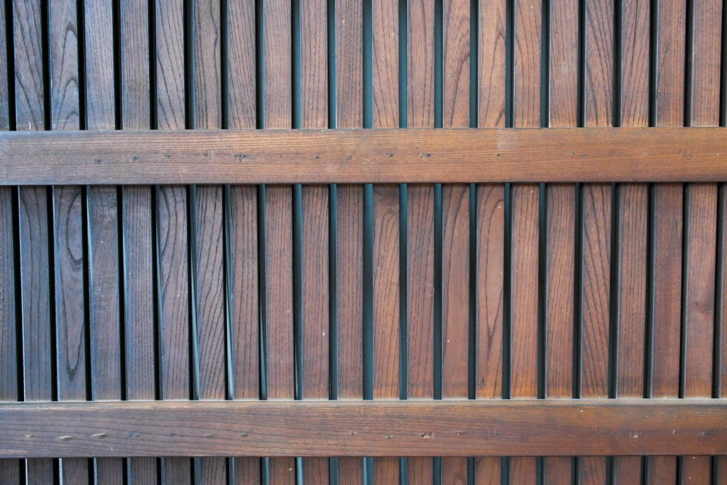 アンティーク建具　明治から大正期　重厚な金具が立派な富山格子蔵戸1枚　(R-085604)