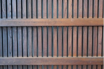 アンティーク建具　明治から大正期　重厚な金具が立派な富山格子蔵戸1枚　(R-085604)