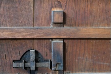 アンティーク建具　明治から大正期　重厚な金具が立派な富山格子蔵戸1枚　(R-085604)