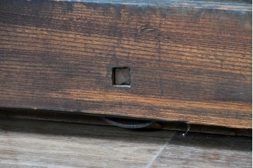 アンティーク建具　明治から大正期　重厚な金具が立派な富山格子蔵戸1枚　(R-085604)