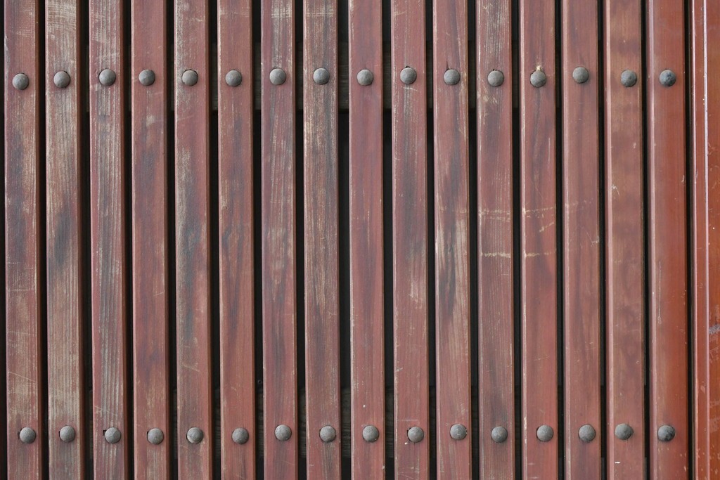 アンティーク建具　明治から大正期　重厚な金具が印象的な富山格子蔵戸1枚　(R-085605)