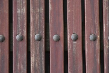 アンティーク建具　明治から大正期　重厚な金具が印象的な富山格子蔵戸1枚　(R-085605)