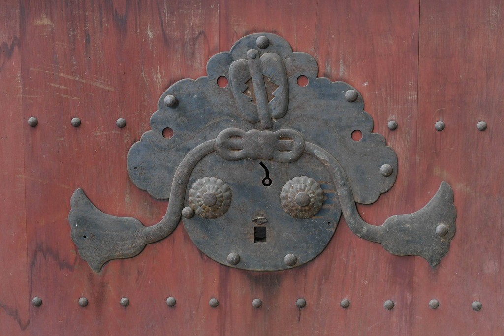 アンティーク建具　明治から大正期　重厚な金具が印象的な富山格子蔵戸1枚　(R-085605)