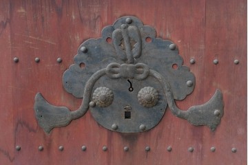 アンティーク建具　明治から大正期　重厚な金具が印象的な富山格子蔵戸1枚　(R-085605)