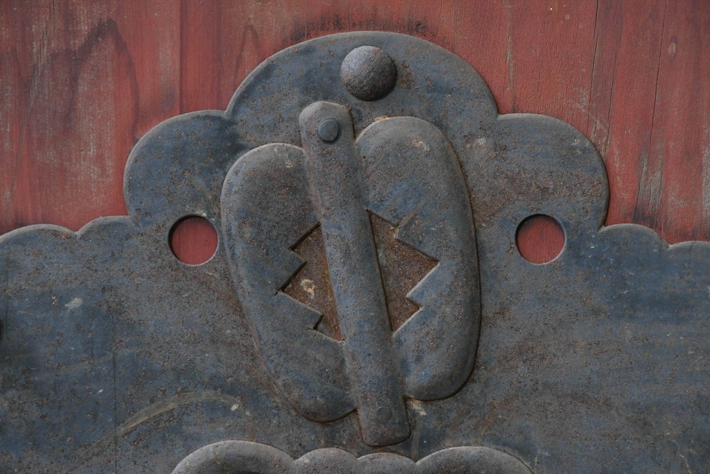 アンティーク建具　明治から大正期　重厚な金具が印象的な富山格子蔵戸1枚　(R-085605)