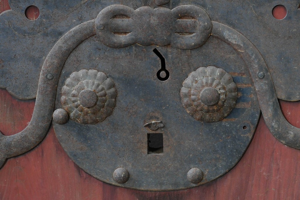 アンティーク建具　明治から大正期　重厚な金具が印象的な富山格子蔵戸1枚　(R-085605)