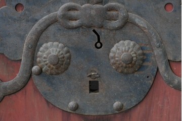 アンティーク建具　明治から大正期　重厚な金具が印象的な富山格子蔵戸1枚　(R-085605)