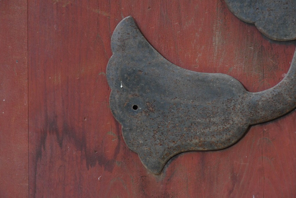 アンティーク建具　明治から大正期　重厚な金具が印象的な富山格子蔵戸1枚　(R-085605)