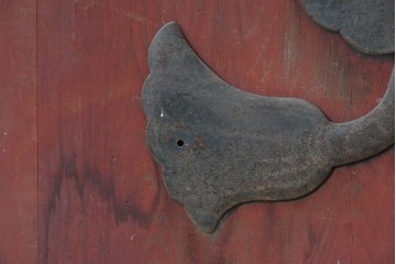 アンティーク建具　明治から大正期　重厚な金具が印象的な富山格子蔵戸1枚　(R-085605)