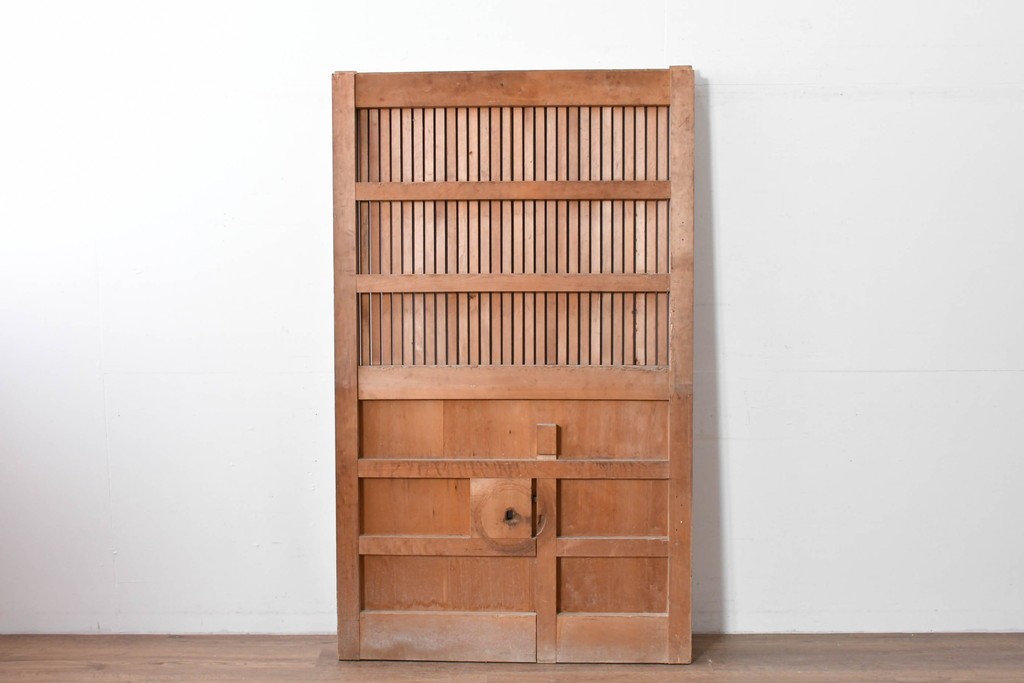 アンティーク建具　明治から大正期　重厚な金具が印象的な富山格子蔵戸1枚　(R-085605)