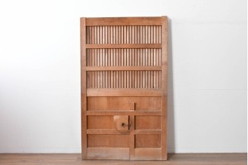 アンティーク建具　明治から大正期　重厚な金具が印象的な富山格子蔵戸1枚　(R-085605)