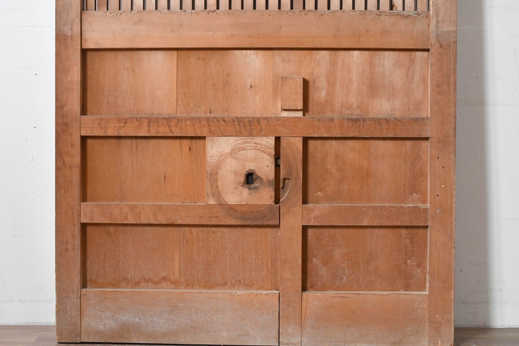 アンティーク建具　明治から大正期　重厚な金具が印象的な富山格子蔵戸1枚　(R-085605)