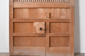 アンティーク建具　明治から大正期　重厚な金具が印象的な富山格子蔵戸1枚　(R-085605)