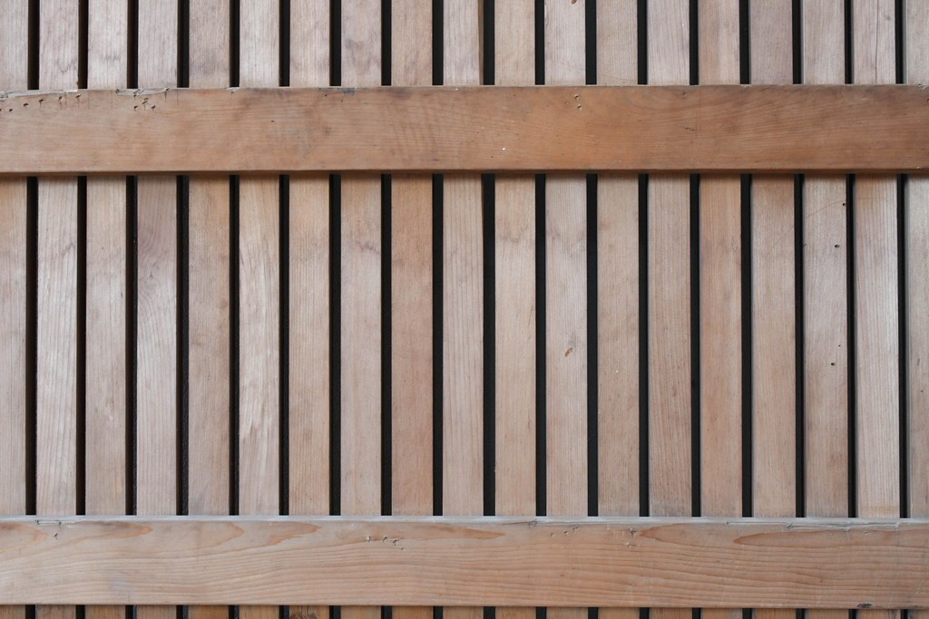 アンティーク建具　明治から大正期　重厚な金具が印象的な富山格子蔵戸1枚　(R-085605)